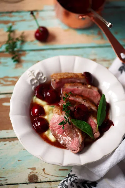 Eendenborst Met Kersen Saus Polenta Style Rustic Selective Focus — Stockfoto