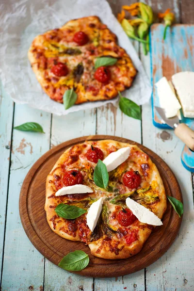 Pizza Mit Zucchiniblüten Ansicht Von Oben Selektiver Fokus — Stockfoto