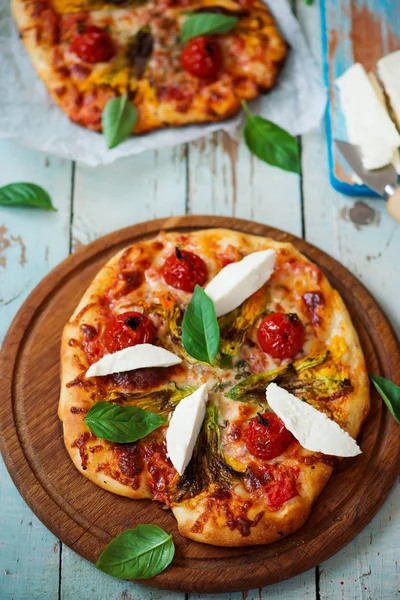 Pizza Květy Cukety Pohled Shora Selektivní Fokus — Stock fotografie