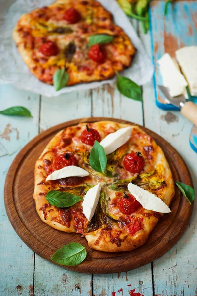 Pizza Mit Zucchiniblüten Ansicht Von Oben Selektiver Fokus — Stockfoto