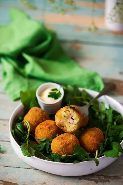 Croquetes Batata Com Mortadela Estilo Rústico Foco Seletivo — Fotografia de Stock