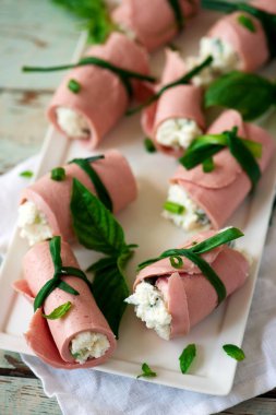 mortadella ve ricotta rulo bir kahvaltı için. seçici odak