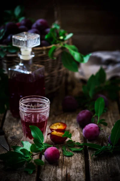 Plum Likér Vintage Style Brýle Selektivní Fokus — Stock fotografie