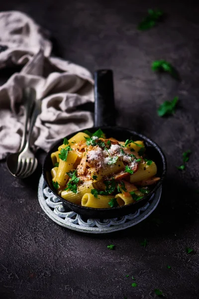 Koekepan Pastrami Carbonara Dark Foto Selectieve Aandacht — Stockfoto