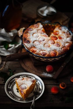 Kayısı yumuşak kek. Karanlık rustik photo.selective odak