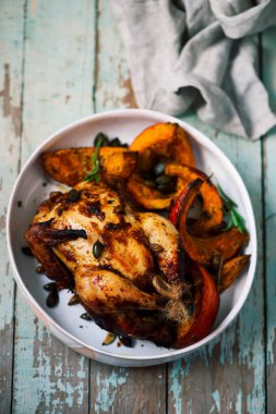 sırlı Kızartma tavuk kabak dilimleri... Stil rustic.selective odak