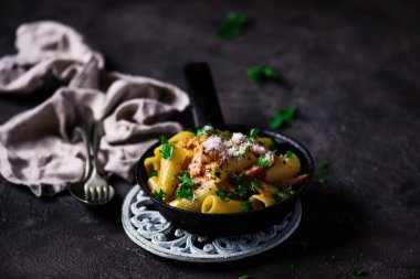 pastırma carbonara tava .selective odak