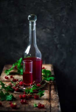 frenk üzümü gözlüklü ev yapımı likör. tarzı vintage. seçici odak