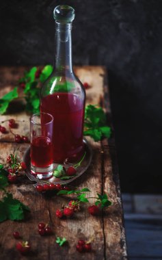 frenk üzümü gözlüklü ev yapımı likör. tarzı vintage. seçici odak