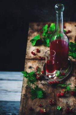 frenk üzümü gözlüklü ev yapımı likör. tarzı vintage. seçici odak