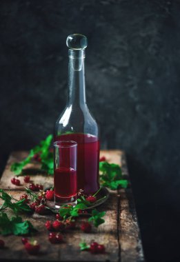 frenk üzümü gözlüklü ev yapımı likör. tarzı vintage. seçici odak