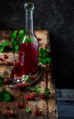 frenk üzümü gözlüklü ev yapımı likör. tarzı vintage. seçici odak