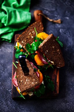 biber mayo ile şeftali ve pastırmalı sandviç. seçici odak