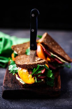 biber mayo ile şeftali ve pastırmalı sandviç. seçici odak