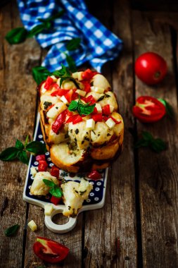 Havuzu ayrı caprese ekmek. Stil rustic.selective odak