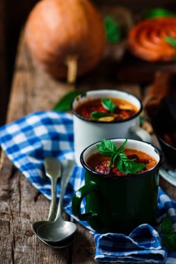 Kabak ve chorizo çorbası... Stil rustic.selective odak