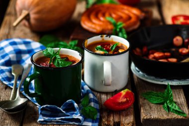 Kabak ve chorizo çorbası... Stil rustic.selective odak