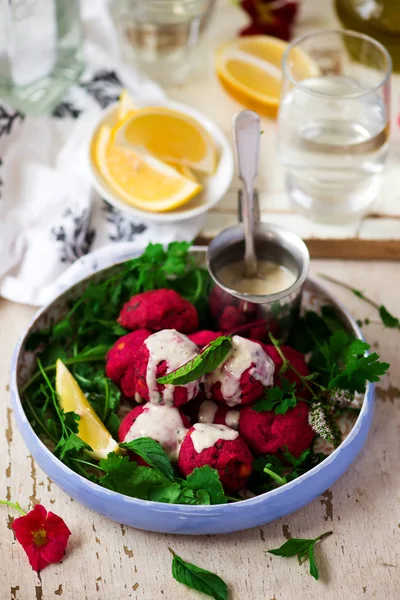 Falafel Remolacha Con Salsa Tahina Verde Ensalada Enfoque Selectivo —  Fotos de Stock