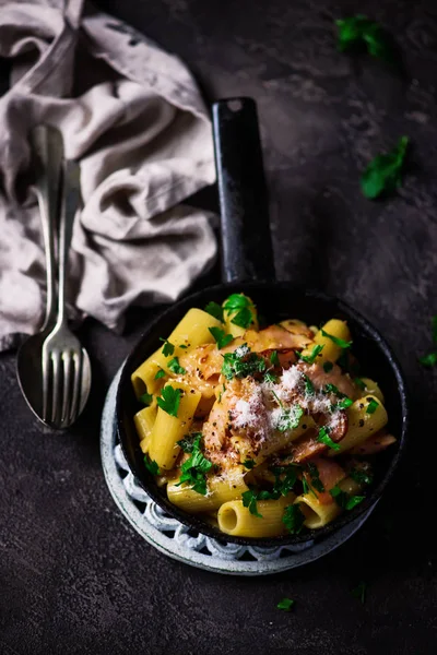 Pastrami Carbonara Sartén Enfoque Selectivo — Foto de Stock