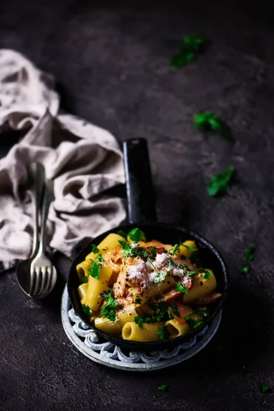 Pastrami Carbonara Dans Poêle Selective Focus — Photo