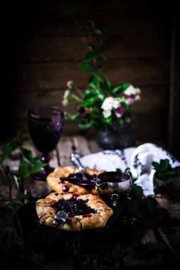 BlackBerry Galette'ye kırmızı şarap Sauce.style rustik ile. seçici odak