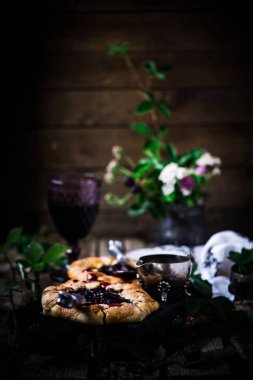 BlackBerry Galette'ye kırmızı şarap Sauce.style rustik ile. seçici odak