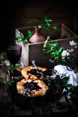 BlackBerry Galette'ye kırmızı şarap Sauce.style rustik ile. seçici odak