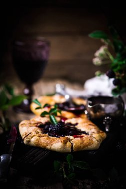 BlackBerry Galette'ye kırmızı şarap Sauce.style rustik ile. seçici odak