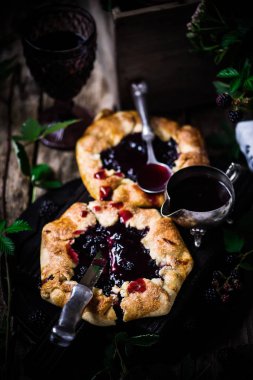 BlackBerry Galette'ye kırmızı şarap Sauce.style rustik ile. seçici odak