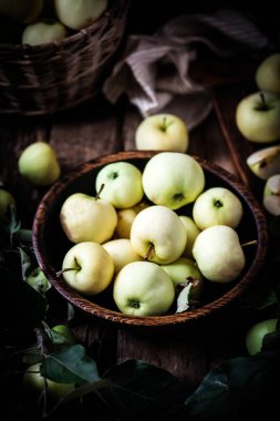 Yaz natürmort elmalı ahşap arka plan üzerinde. Stil rustik. seçici odak.  