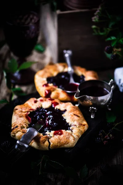 Blackberry Galette Czerwonego Wina Sauce Style Rustykalnym Selektywny Fokus — Zdjęcie stockowe