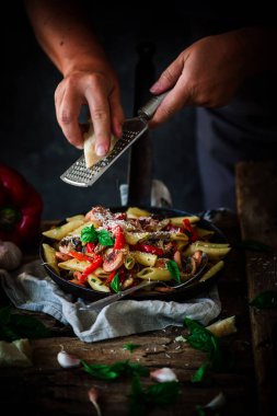 Tütsülenmiş sosis Penne Pasta.style rustik .selective odak