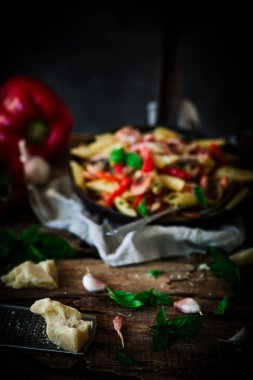 Tütsülenmiş sosis Penne Pasta.style rustik .selective odak