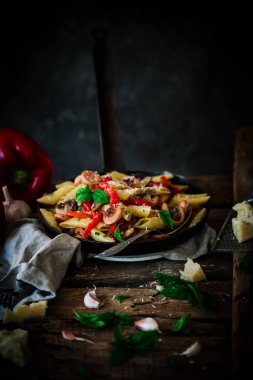 Tütsülenmiş sosis Penne Pasta.style rustik .selective odak