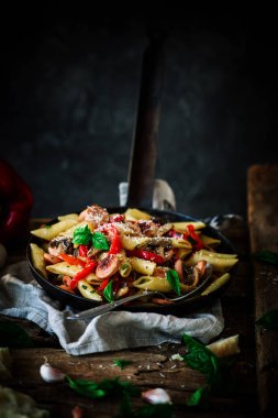 Tütsülenmiş sosis Penne Pasta.style rustik .selective odak