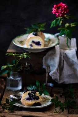 BlackBerry cheesecake İsviçre rulo... Stil rustic.selective odak