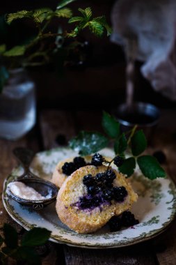 BlackBerry cheesecake İsviçre rulo... Stil rustic.selective odak