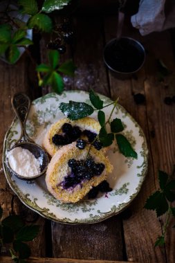 BlackBerry cheesecake İsviçre rulo... Stil rustic.selective odak