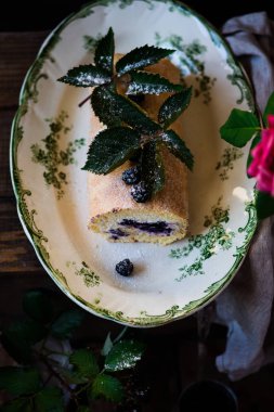 BlackBerry cheesecake İsviçre rulo... Stil rustic.selective odak