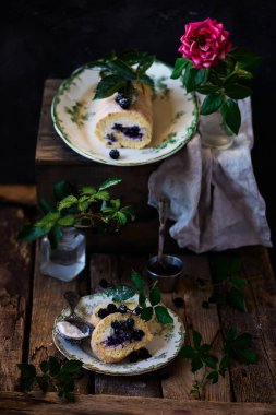 BlackBerry cheesecake İsviçre rulo... Stil rustic.selective odak