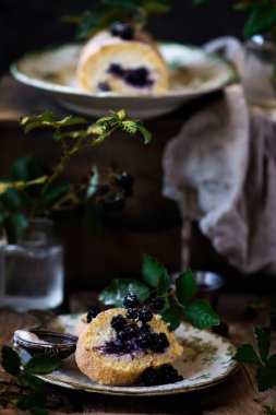 BlackBerry cheesecake İsviçre rulo... Stil rustic.selective odak