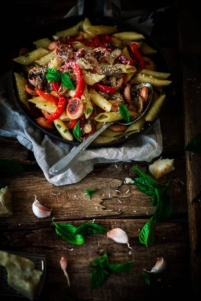 Tütsülenmiş sosis Penne Pasta.style rustik .selective odak