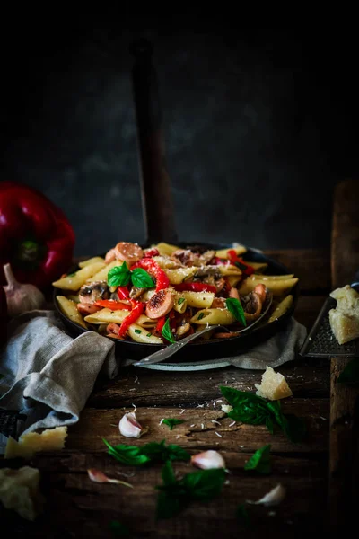 Tütsülenmiş sosis Penne Pasta.style rustik .selective odak