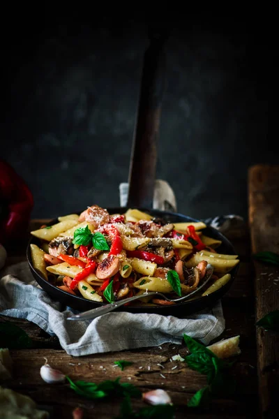 Tütsülenmiş sosis Penne Pasta.style rustik .selective odak