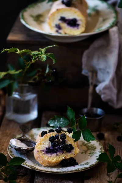 黑莓芝士蛋糕瑞士卷 风格质朴 选择性聚焦 — 图库照片