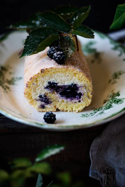 BlackBerry cheesecake İsviçre rulo... Stil rustic.selective odak