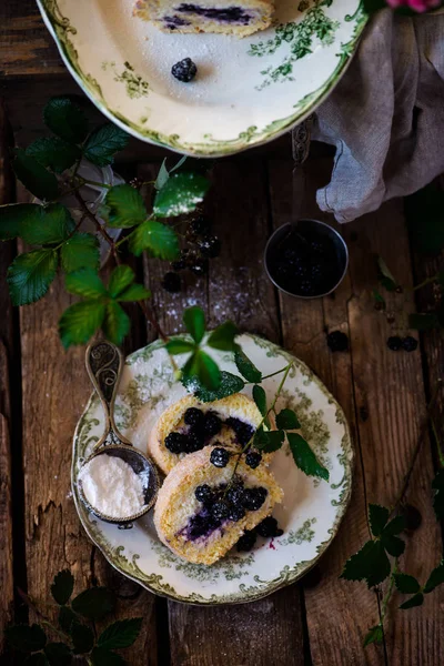 BlackBerry cheesecake İsviçre rulo... Stil rustic.selective odak