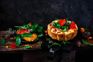 Mortadella ve peynir tabii rustik ile aperatif kek... seçici odak.