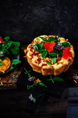 Mortadella ve peynir tabii rustik ile aperatif kek... seçici odak.