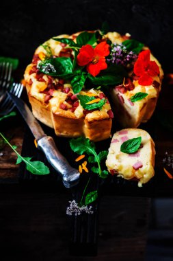 Mortadella ve peynir tabii rustik ile aperatif kek... seçici odak.